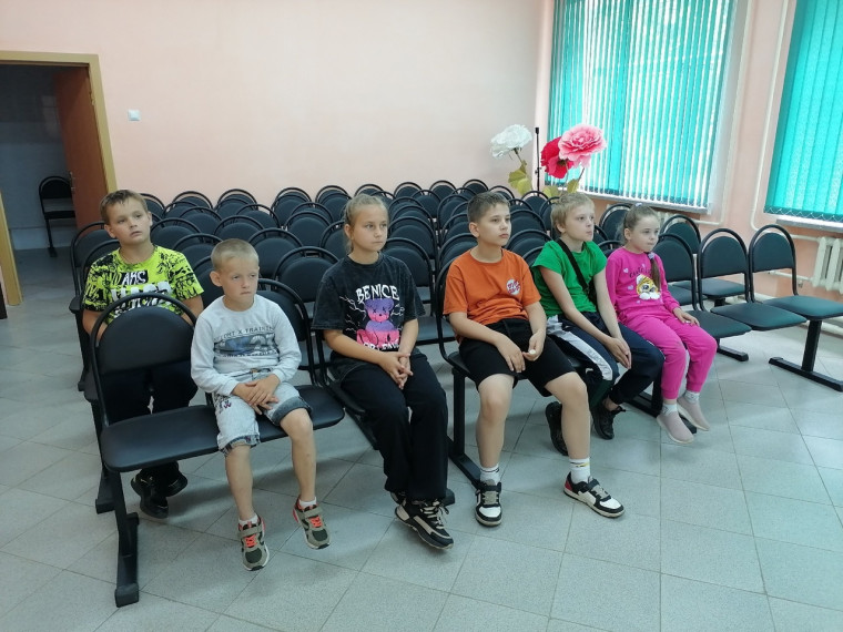 Дети смотрят о Победе.